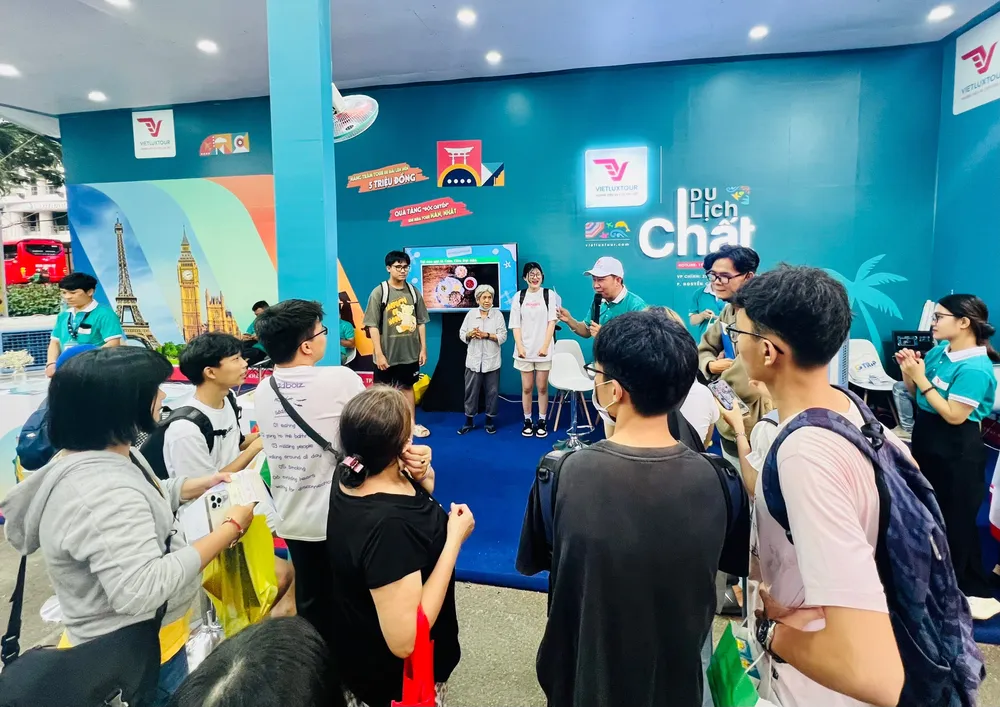 Khách tham gia một trò chơi tại gian hàng Lữ hành Vietluxtour