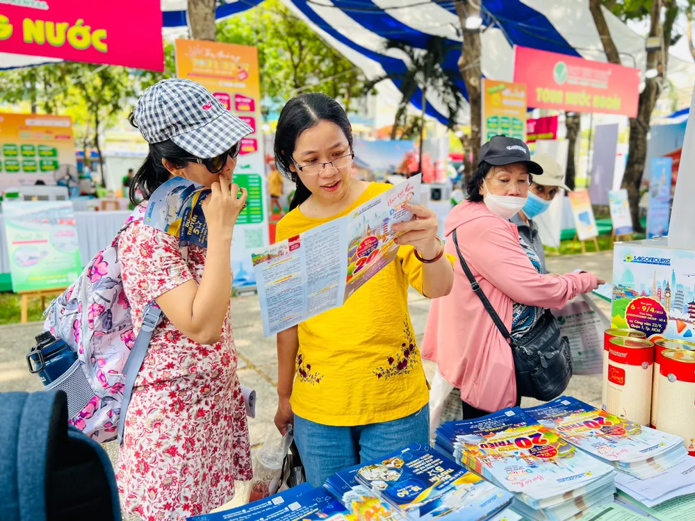 Khách tìm hiểu các sản phẩm tại gian hàng của Lữ hành Saigontourist