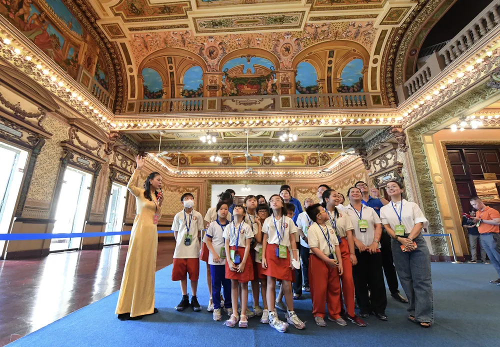 Đoàn tham quan được giới thiệu rõ về các kiến trúc độc đáo trong tòa nhà. Ảnh: VIỆT DŨNG