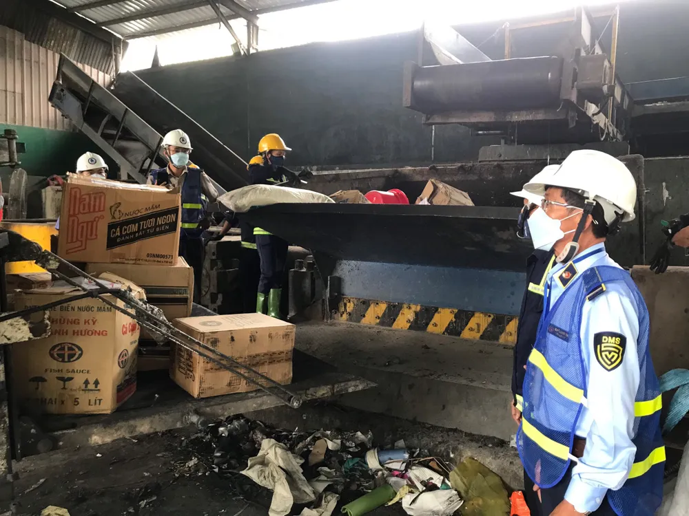 Lực lượng quản lý thị trường TPHCM giám sát tiêu hủy lô hàng giả ngày 10-5