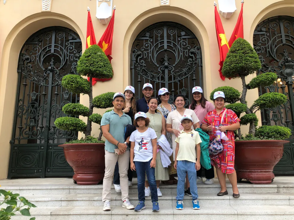 Đoàn khách nước ngoài tham quan Trụ sở HĐND, UBND TPHCM do Lữ hành Vietluxtour thực hiện. Ảnh: HÂN GIA