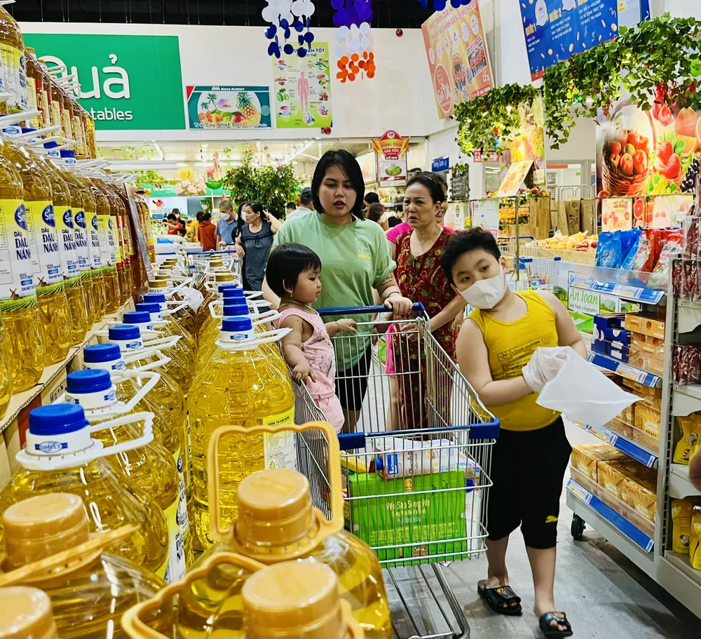 Khách mua sắm tại MM Mega Market quận 12. Ảnh: THI HỒNG
