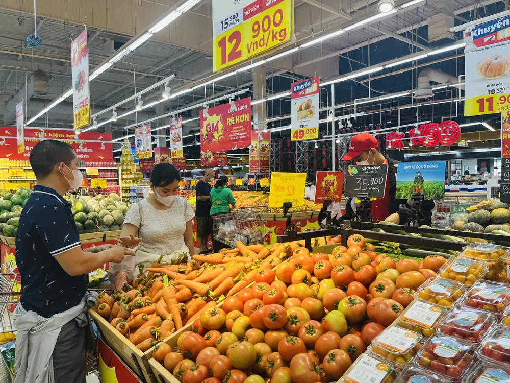 Người tiêu dùng mua sắm tại siêu thị Go! An Lạc, quận Bình Tân, TPHCM. Ảnh: THI HỒNG