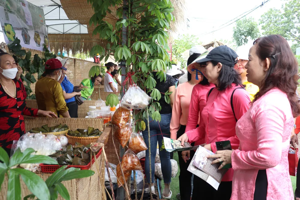 Các đại biểu, khách mời tham quan gian hàng đặc sản tại xã Trung An, huyện Củ Chi