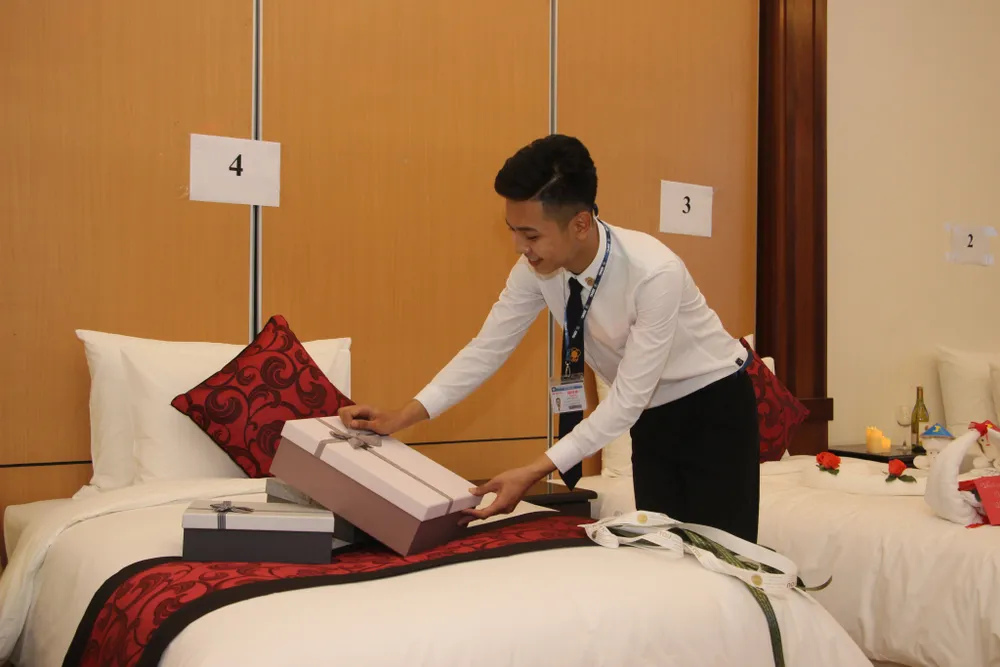 Học viên trường Saigontourist thi nghiệp vụ buồng phòng....jpg