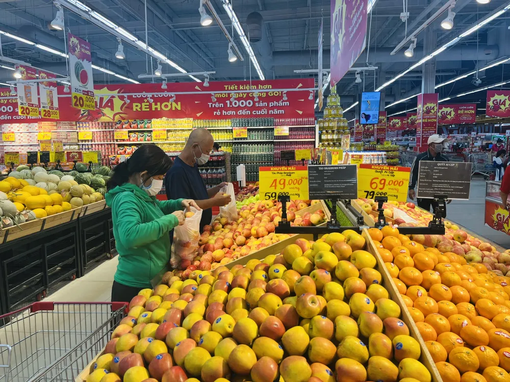 Nhiều loại táo nhập khẩu, trong đó có táo New Zealand, bày bán tại siêu thị Go! An Lạc (quận Bình Tân, TPHCM)