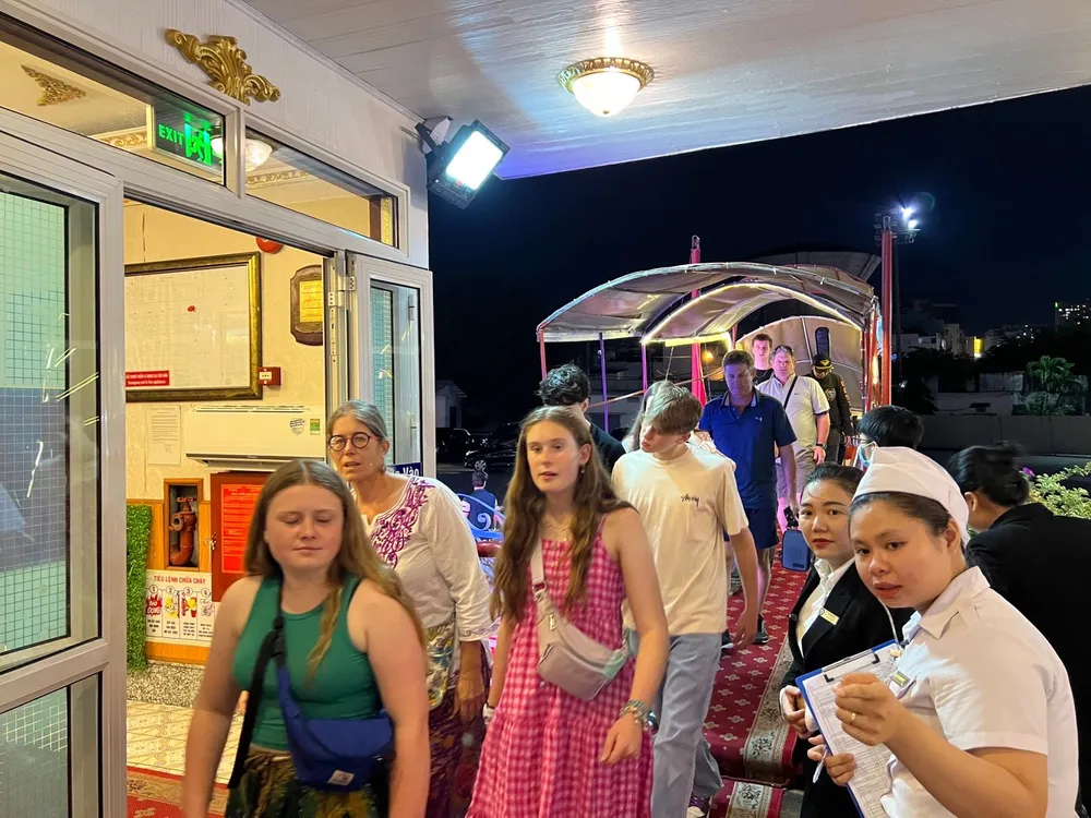 Khách quốc tế lên thuyền thưởng thức bữa tối cùng các tiết mục văn nghệ đặc sắc, ngắm sông Sài Gòn về đêm Khách quốc tế lên thuyền thưởng thức bữa tối cùng các tiết mục văn nghệ đặc sắc, ngắm sông Sài Gòn về đêm