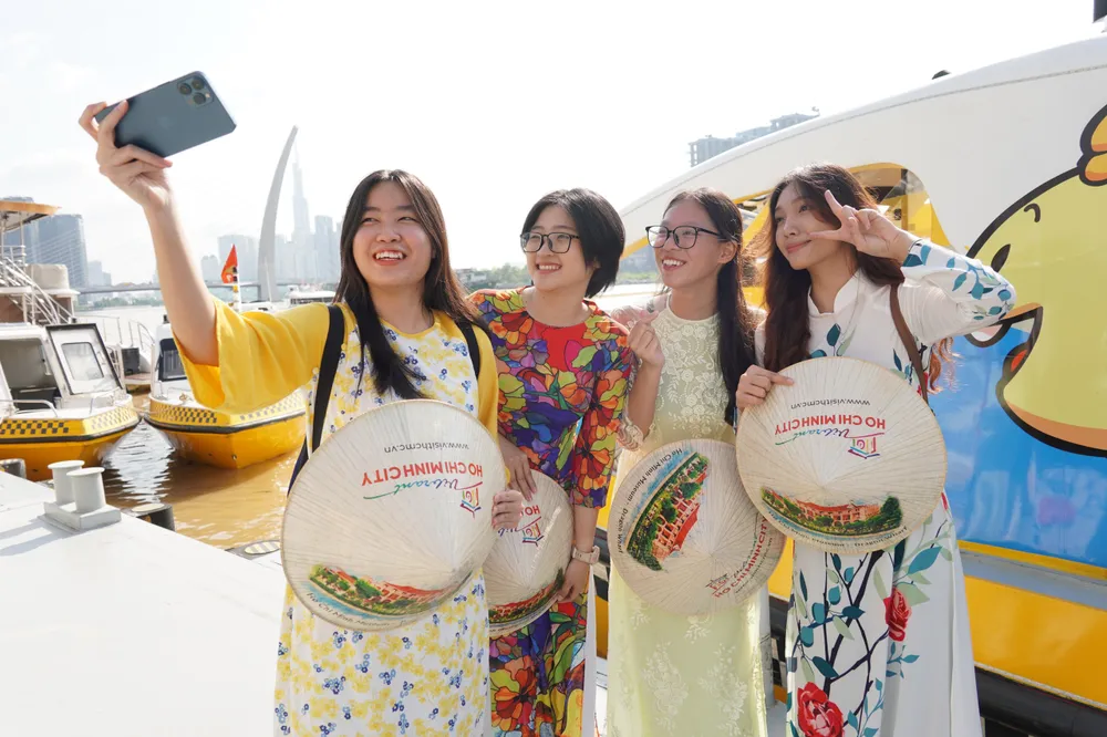 Khách thích thú chụp hình tại không gian Lễ hội sông nước TPHCM (khu vực quận 1). Ảnh: HOÀNG HÙNG