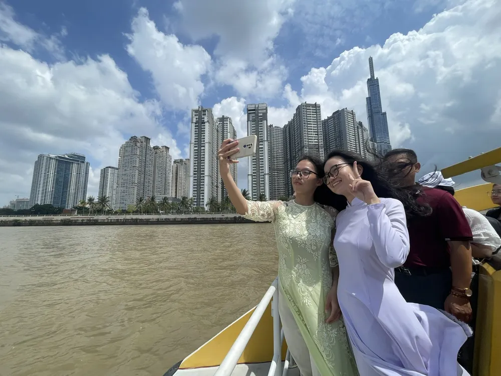 Khách thích thú chụp hình với sông nước Sài Gòn tại lễ hội. Ảnh: HOÀNG HÙNG Khách thích thú chụp hình với sông nước Sài Gòn tại lễ hội. Ảnh: HOÀNG HÙNG