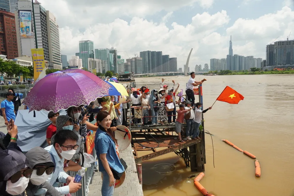 Người dân, du khách tích cực cổ vũ các đội đua trên sông Sài Gòn. Ảnh: HOÀNG HÙNG Người dân, du khách tích cực cổ vũ các đội đua trên sông Sài Gòn. Ảnh: HOÀNG HÙNG