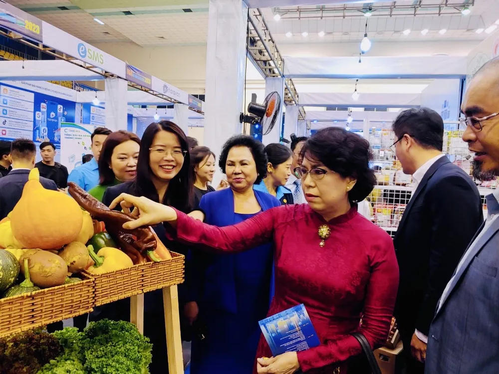 Các địa biểu tham quan gian hàng rau củ quả tại "Ngày hội kết nối giao thương F&amp;B 2023"