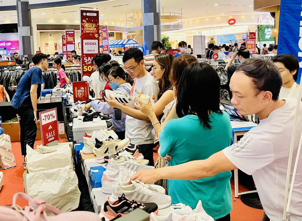 Khách chọn mua hàng giảm giá tại Aeon Mall Tân Phú