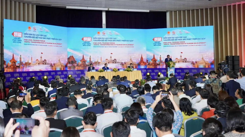 Khách mời dự diễn đàn sáng 7-9. Ảnh: HOÀNG HÙNG