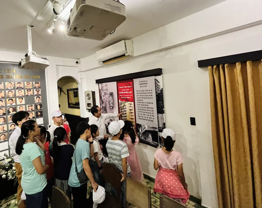 Đoàn khách nhỏ tuổi tham gia tour Biệt động Sài Gòn do Lữ hành Vietluxtour thực hiện