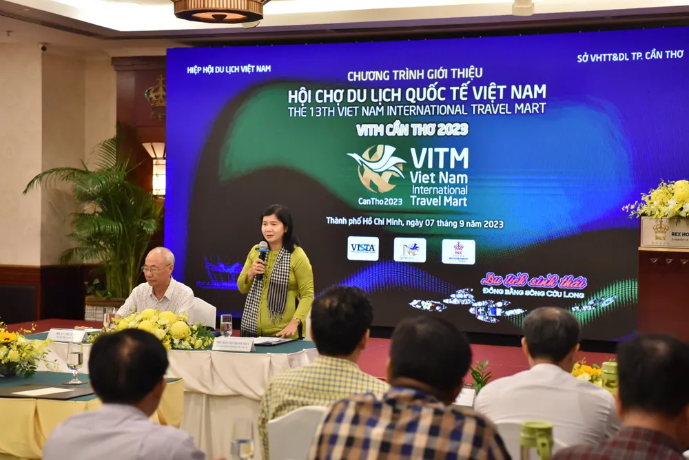 Bà Đào Thị Thanh Thúy, Phó Giám đốc Sở VH-TT-DL TP Cần Thơ trao đổi thông tin tại cuộc họp