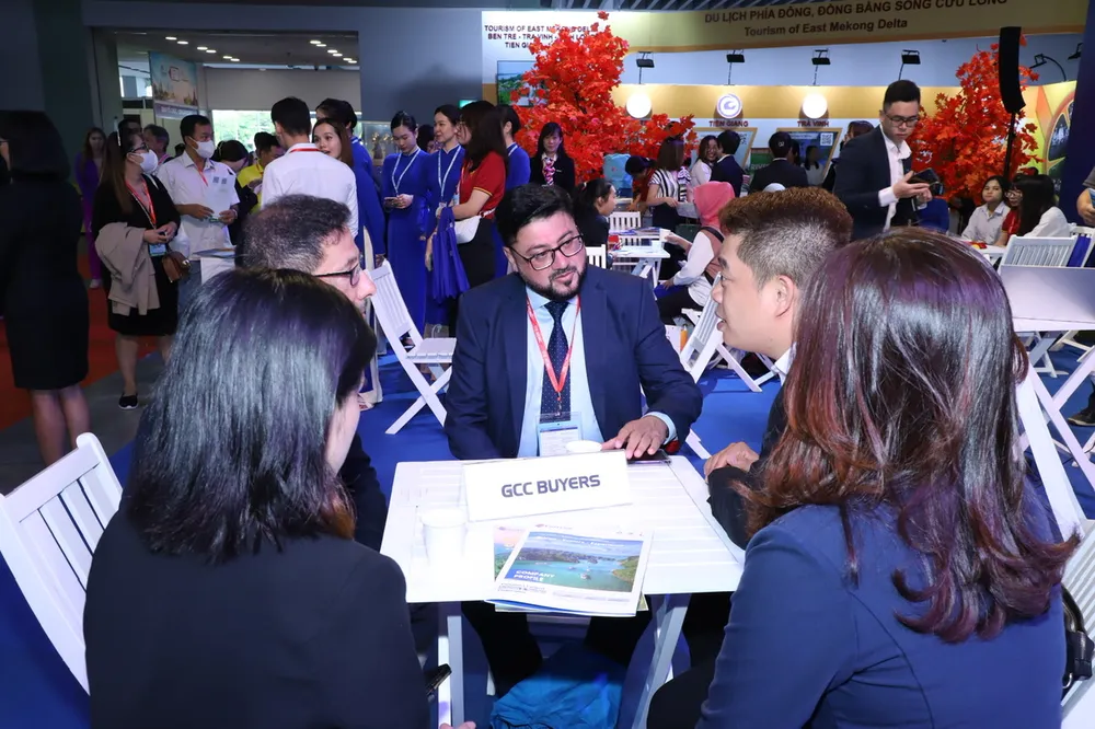 Người mua quốc tế tại gian hàng của Vietravel