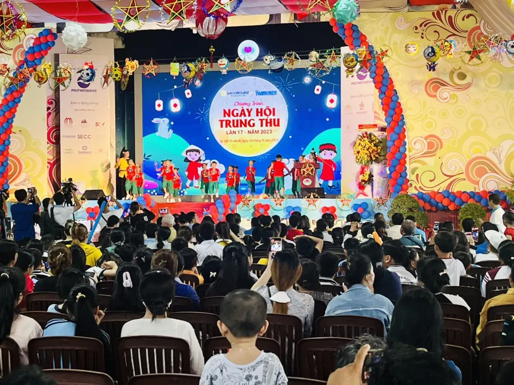 Các em thiếu nhi thưởng thức các tiết mục văn nghệ chiều 24-9 Các em thiếu nhi thưởng thức các tiết mục văn nghệ chiều 24-9