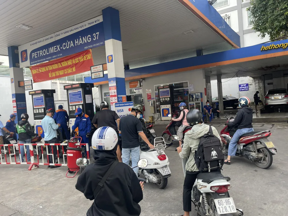 Khách đổ xăng....jpg