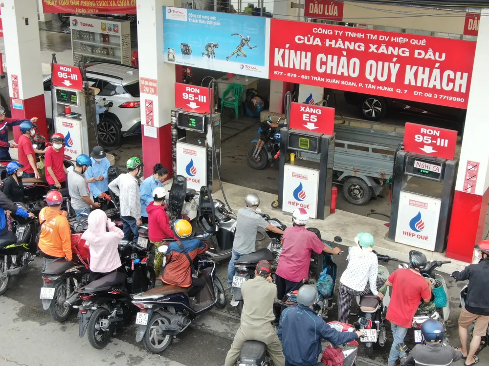 Khách đổ xăng tại một cửa hàng trên đường Trần Xuân Soạn, quận 7. Ảnh: HOÀNG HÙNG