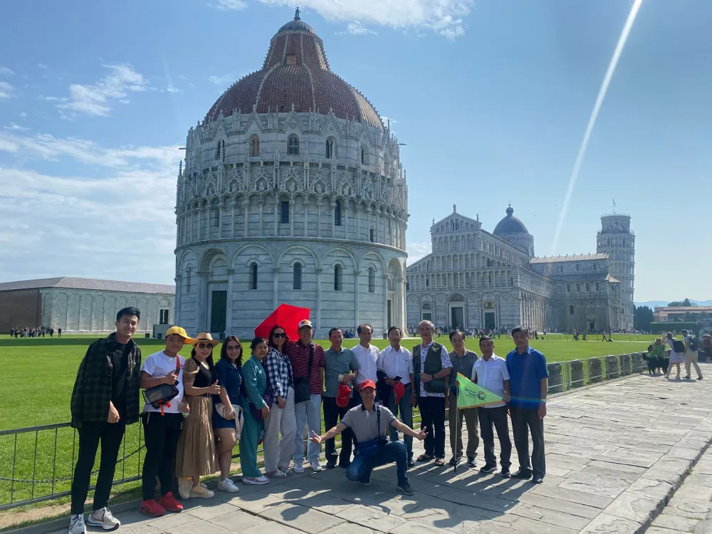 Khách Việt đi tour châu Âu do BenThanh Tourist tổ chức