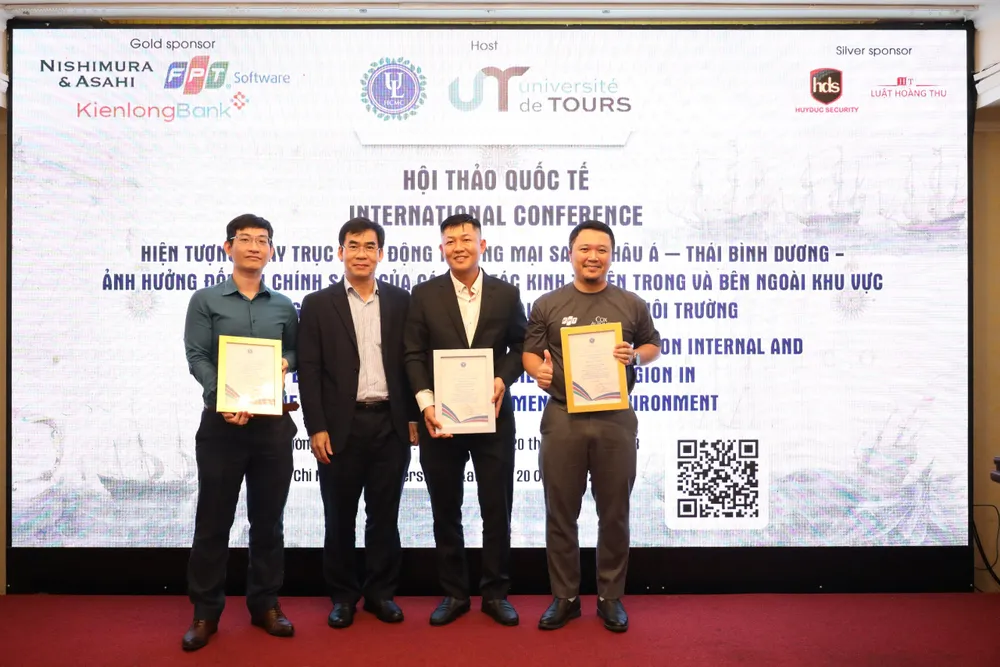 Tiến sĩ Lê Trường Sơn trao thư cảm ơn các nhà tài trợ