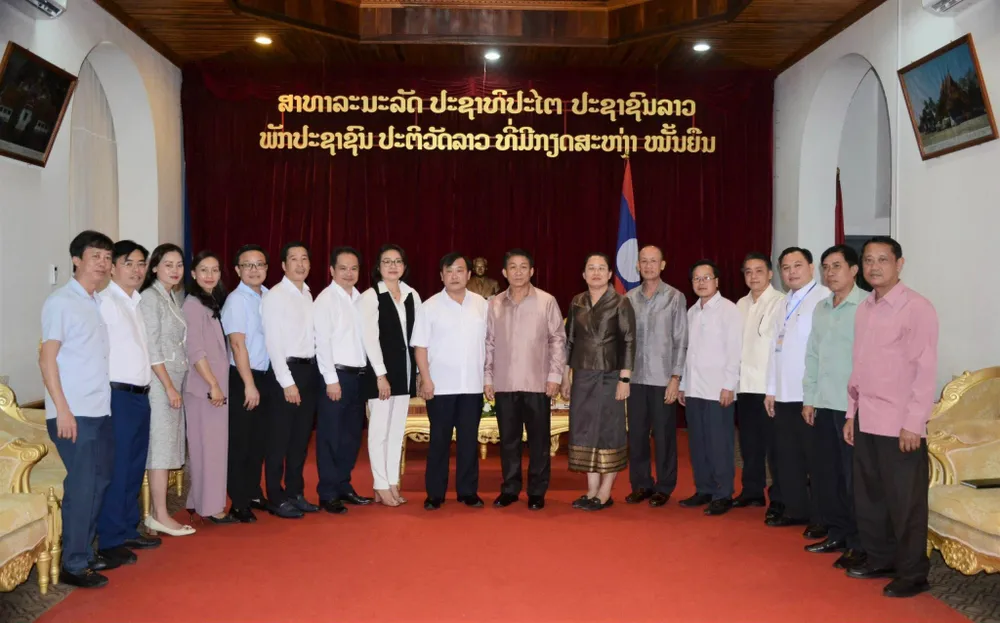 Bà Bùi Thị Ngọc Hiếu cùng đoàn công tác quảng bá, xúc tiến du lịch TPHCM và các tỉnh Tây Bắc mở rộng tại Lào