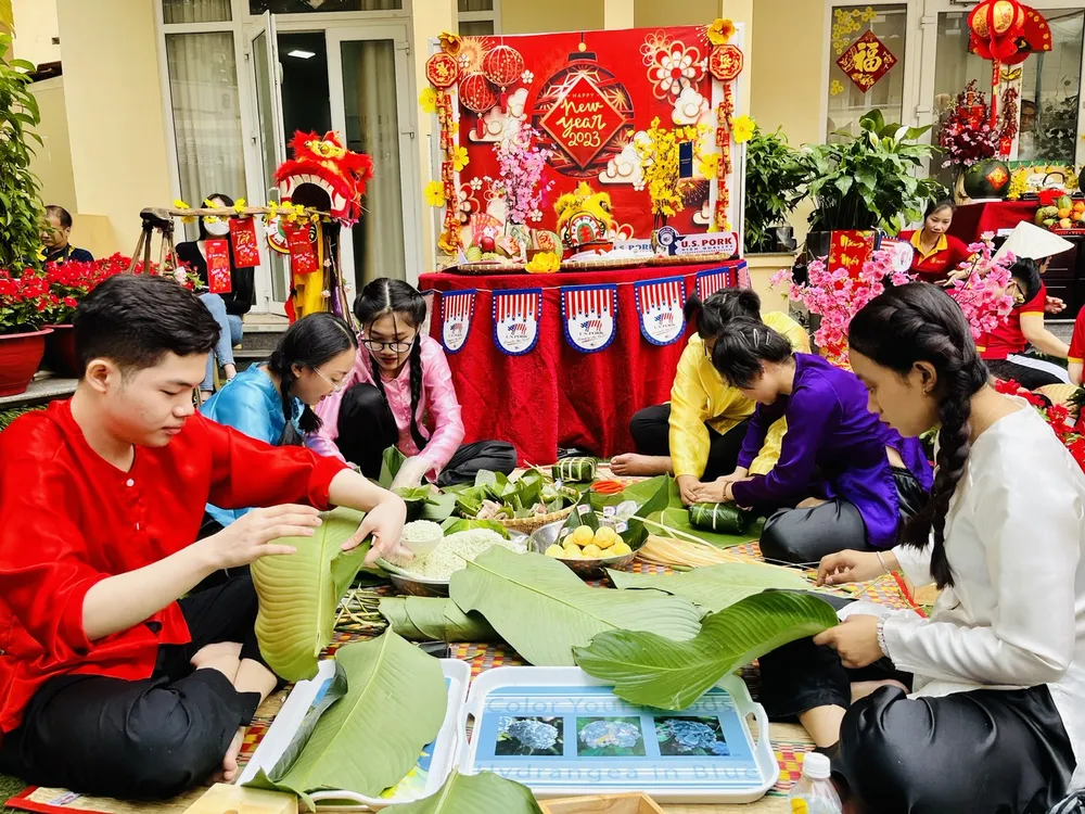 Các bạn trẻ tập gói bánh chưng tại Trường Du lịch và Khách sạn Saigontourist
