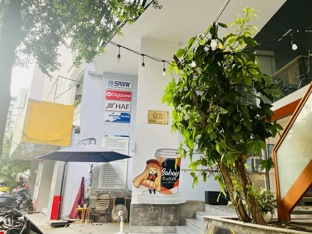 Số 5 Cửu Long cũng chỉ là tòa nhà "văn phòng ảo", phía dưới là quán nước. Ảnh chụp chiều 2-11. Ảnh: GIA HÂN