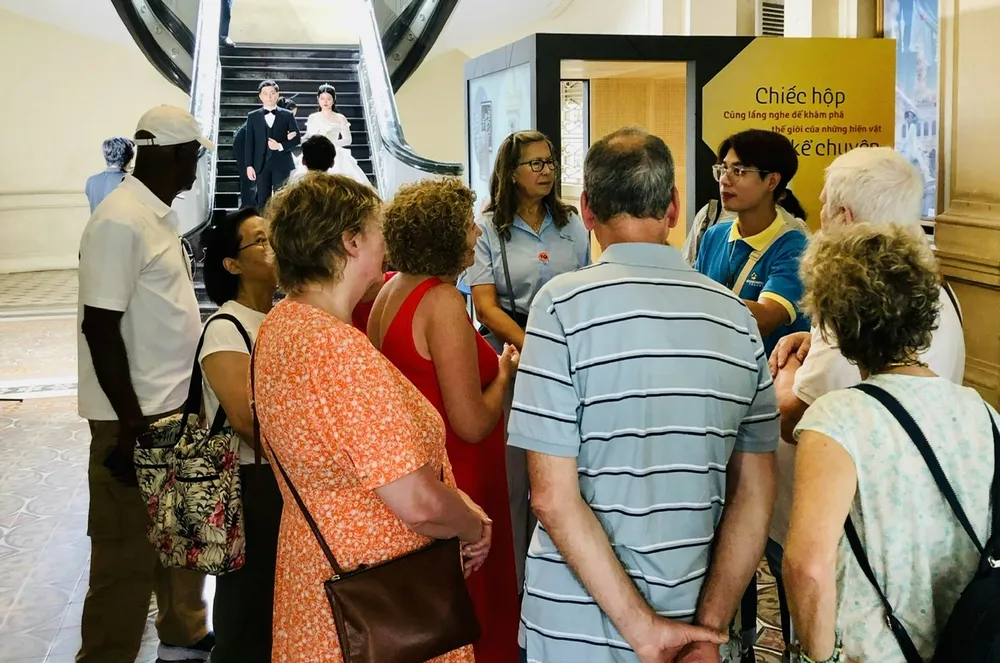 Khách tìm hiểu các thông tin tại Bảo tàng TPHCM, sáng 10-11