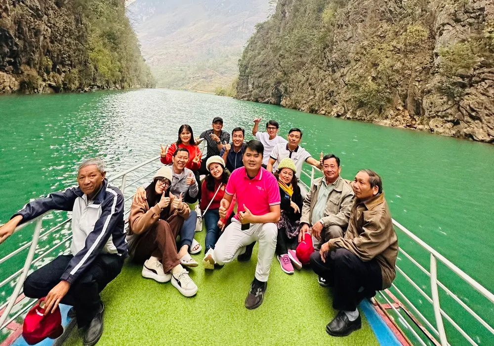 Đoàn khách tham quan sông Nho Quế - Hà Giang do BenThanh Tourist tổ chức Đoàn khách tham quan sông Nho Quế - Hà Giang do BenThanh Tourist tổ chức