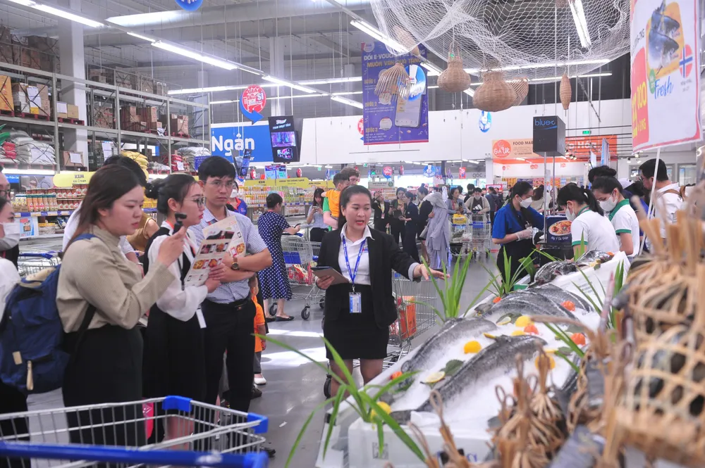 Khách tìm hiểu các mặt hàng tại hệ thống MM Mega Market Khách tìm hiểu các mặt hàng tại hệ thống MM Mega Market