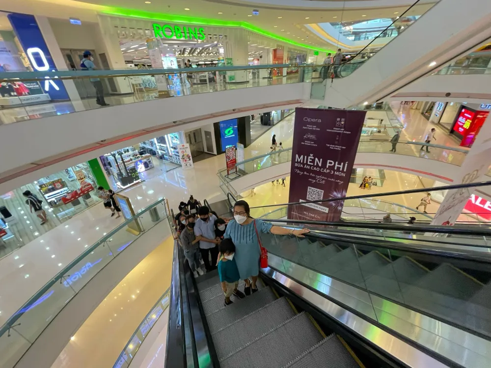 Khách vui chơi, tham quan tại một siêu thị trên địa bàn quận 7. Ảnh: HOÀNG HÙNG Khách vui chơi, tham quan tại một siêu thị trên địa bàn quận 7. Ảnh: HOÀNG HÙNG