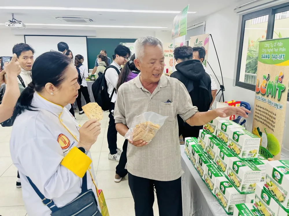 Khách thưởng thức ẩm thực chay tại Trường Cao đẳng Du lịch Sài Gòn ngày 23-11