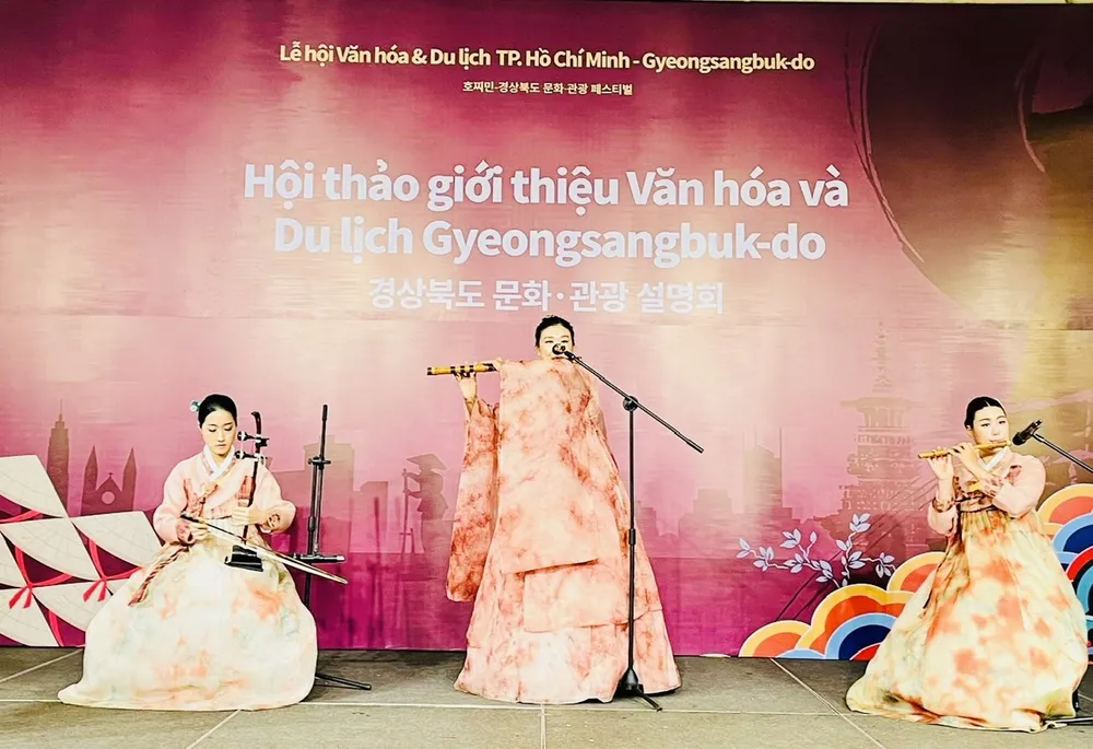 Các nghệ sĩ Hàn Quốc giới thiệu văn hóa, nghệ thuật đến du khách Việt Nam