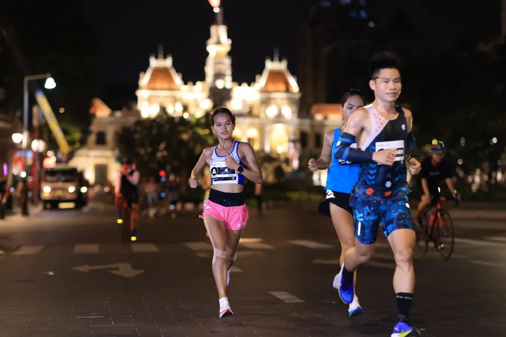 cac-van-dong-vien-tham-gia-giai-marathon-quoc-te-tphcm-techcombank-2023-trong-khuon-kho-tuan-le-dl-tp-2298.jpg