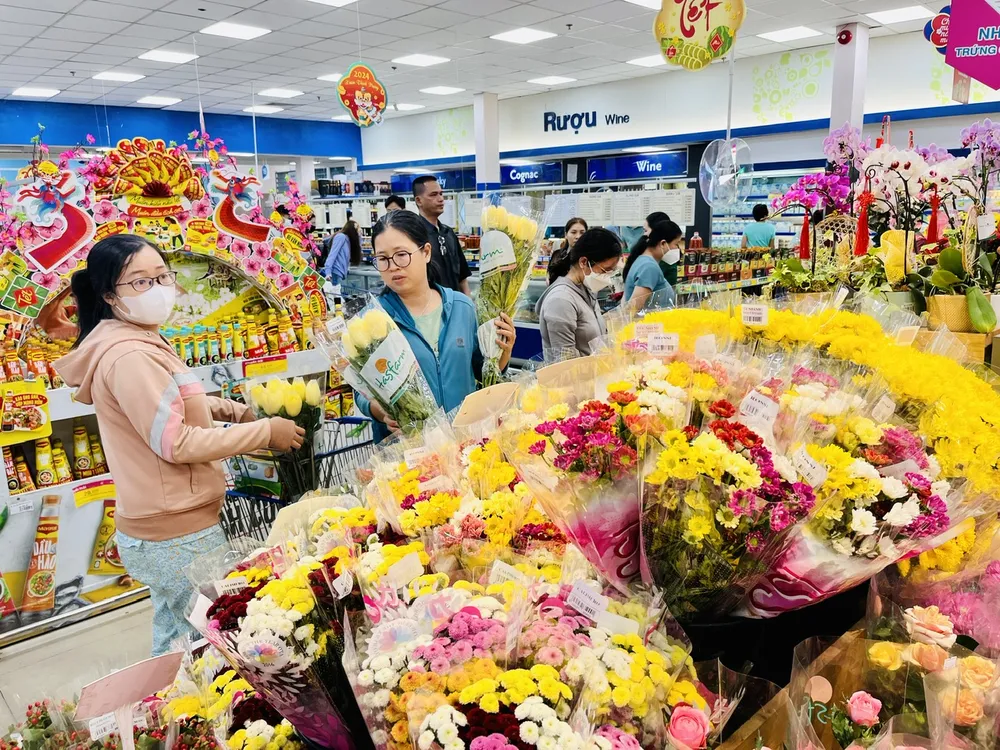 khach-mua-hoa-tuoi-du-loai-trong-sieu-thi-1871.jpg
