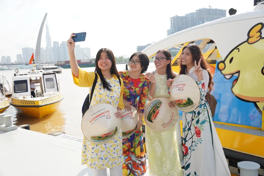 a6k06315-khai-mac-le-hoi-song-nuoc-tphcm-khach-du-lich-trong-va-ngoai-nuoc-vui-thich-khi-tham-gia-le-hoi-anh-hoang-hung-3829.jpeg