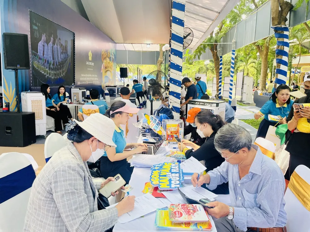 Khách đặt mua tour tại gian hàng....jpg