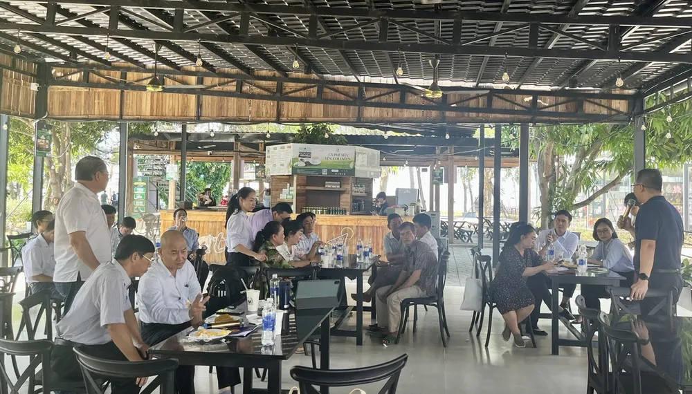 Đoàn công tác trao đổi trực tiếp....jpg