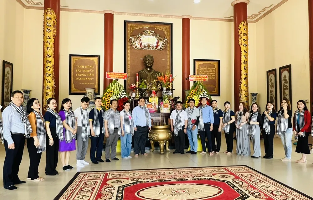 Khách tham quan khu lưu niệm nữ tướng Định.jpg