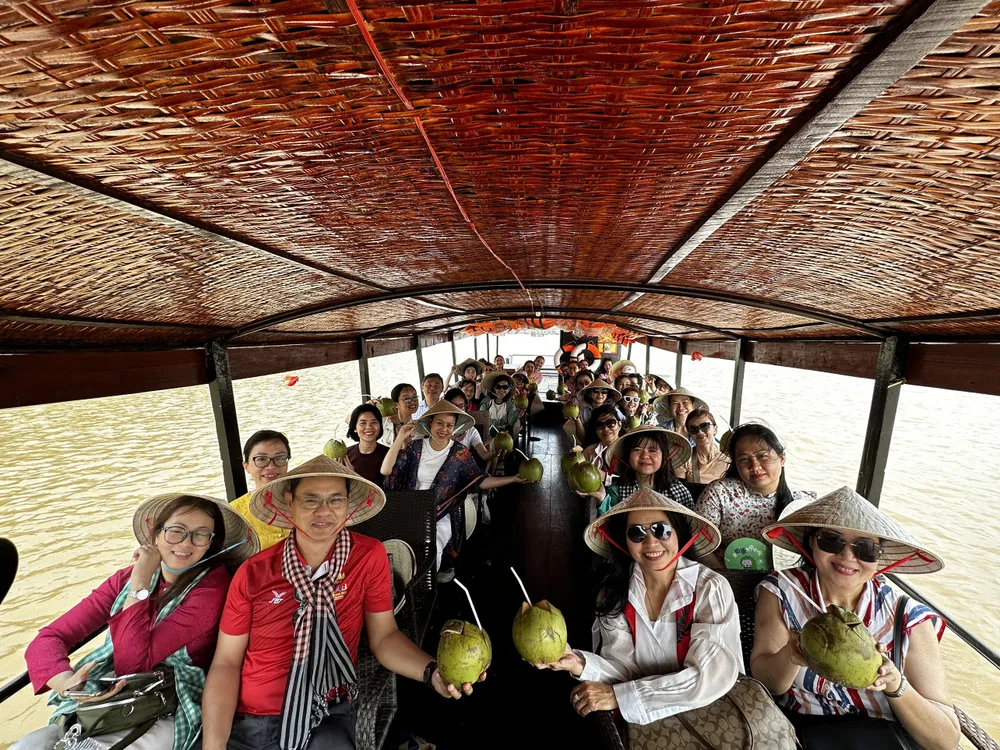 Khách trải nghiệm sản phẩm du lịch Bến Tre.jpg