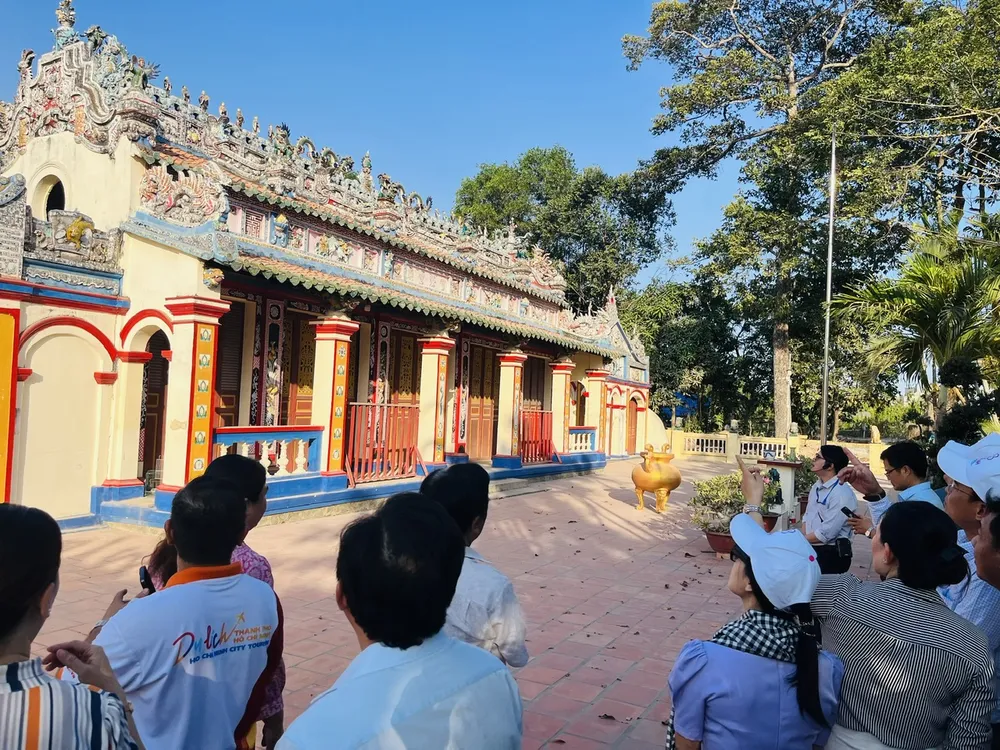 Khách tham quan đình thần Phú Long.jpg