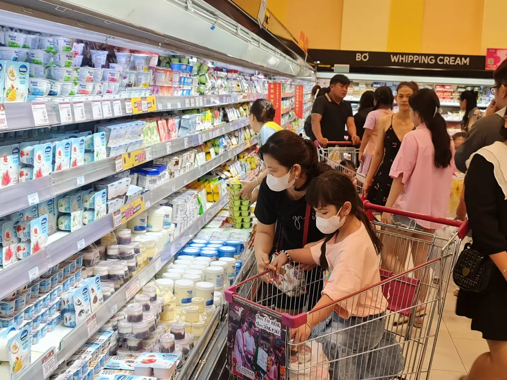 Khách mua sắm tại AEON Mall quận Tân Phú.jpg