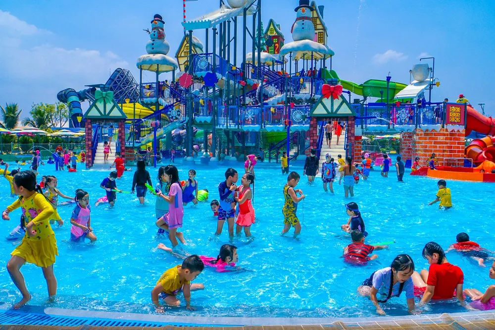 Các bạn nhỏ bơi lội tại Sơn Tiên.jpg