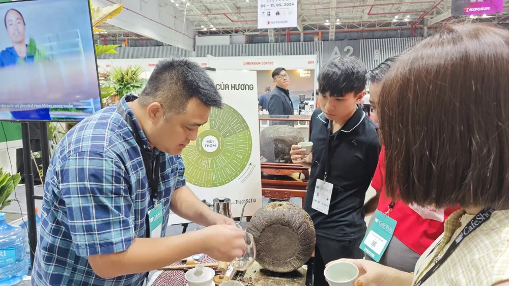 Khách tìm hiểu khối trà thạch cổ.jpg