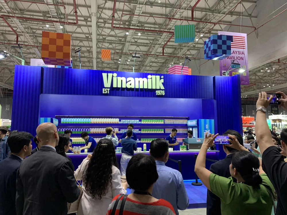 Người dân theo dõi....jpg