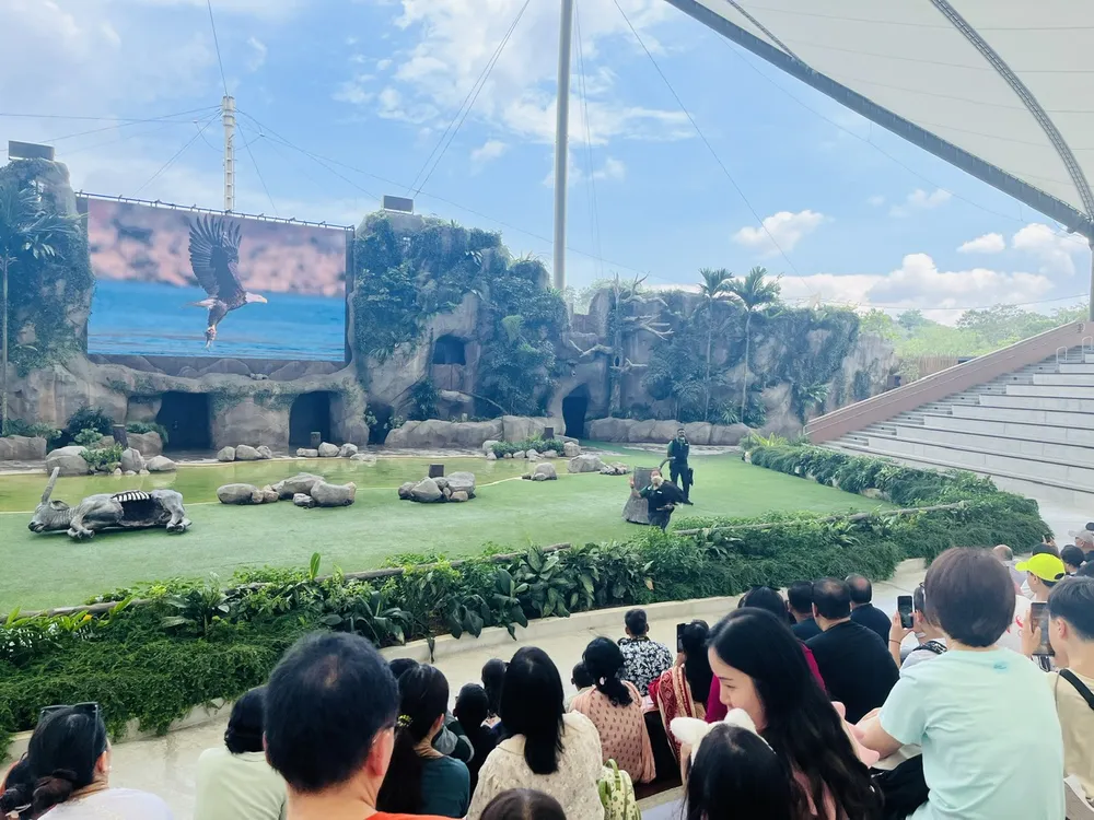 Khách háo hức tham quan.jpg