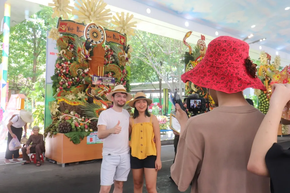 Khách tham quan...jpg