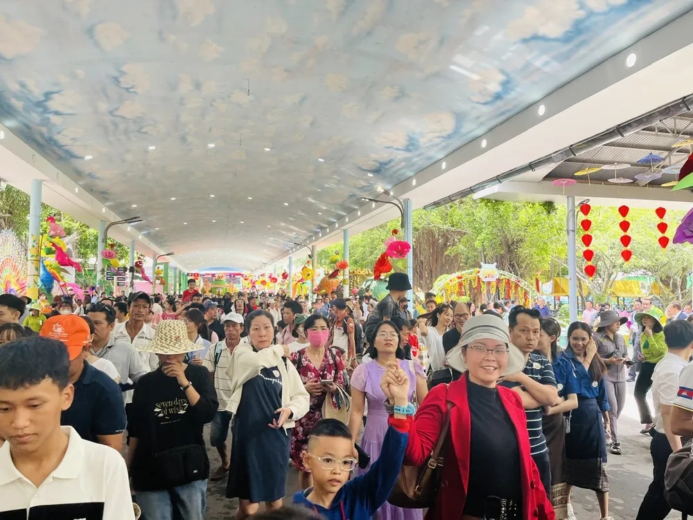 Dòng người đổ về....jpg