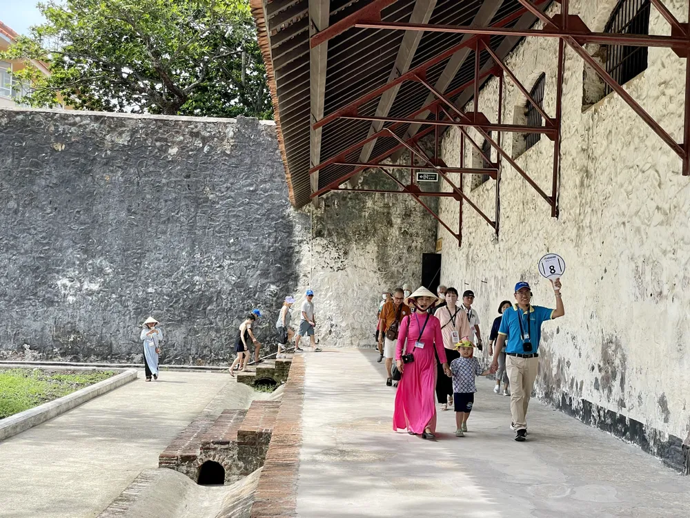 Đoàn khách tham quan Côn Đảo 2.6.jpg